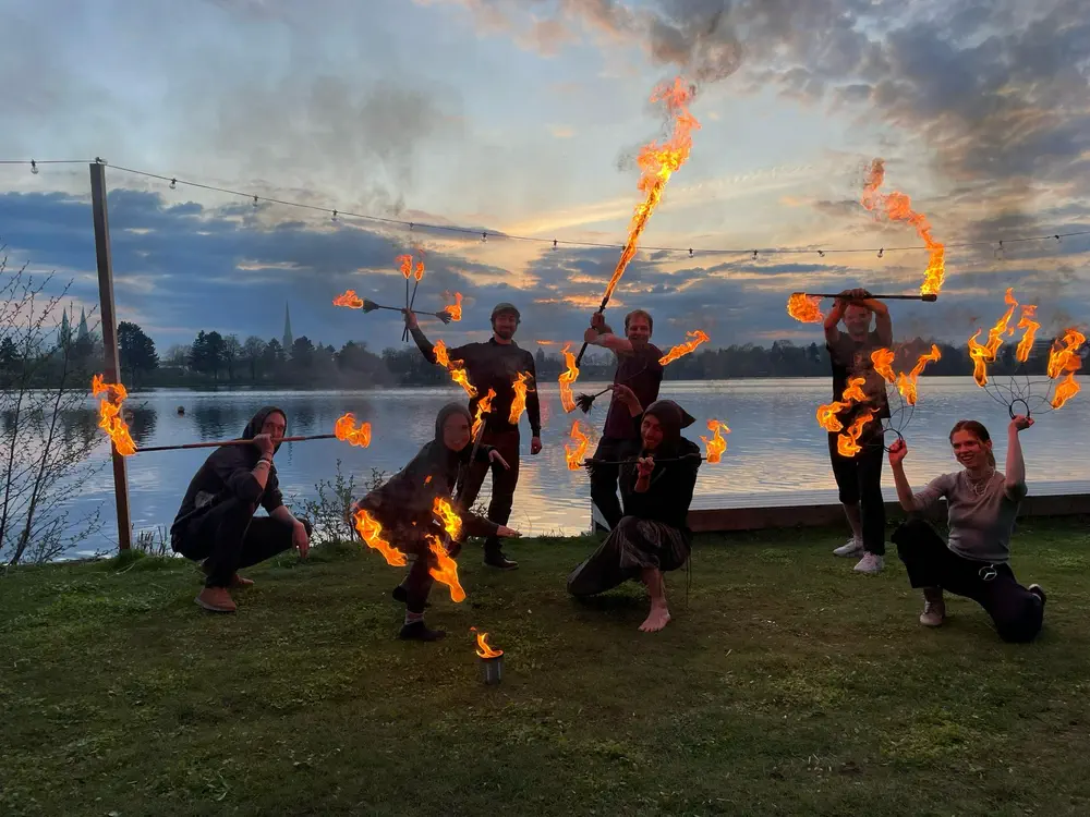 Feuerjonglage mit den Friendly Fire Fae